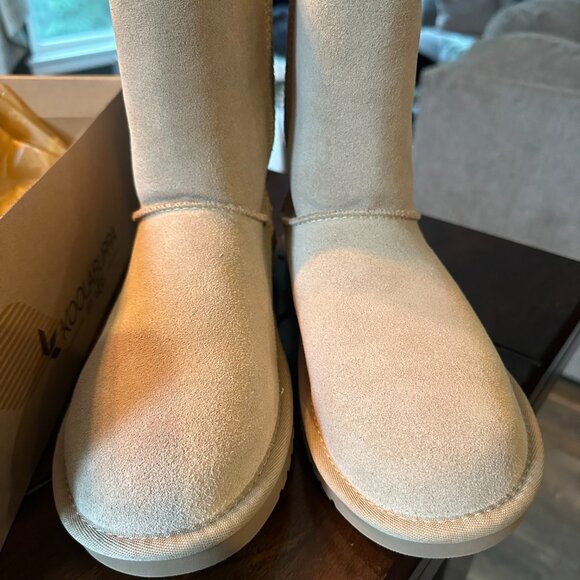 BRAND NEW IN BOX UGGS-SHEEPSKIN LEATHER - Picture 2 of 4